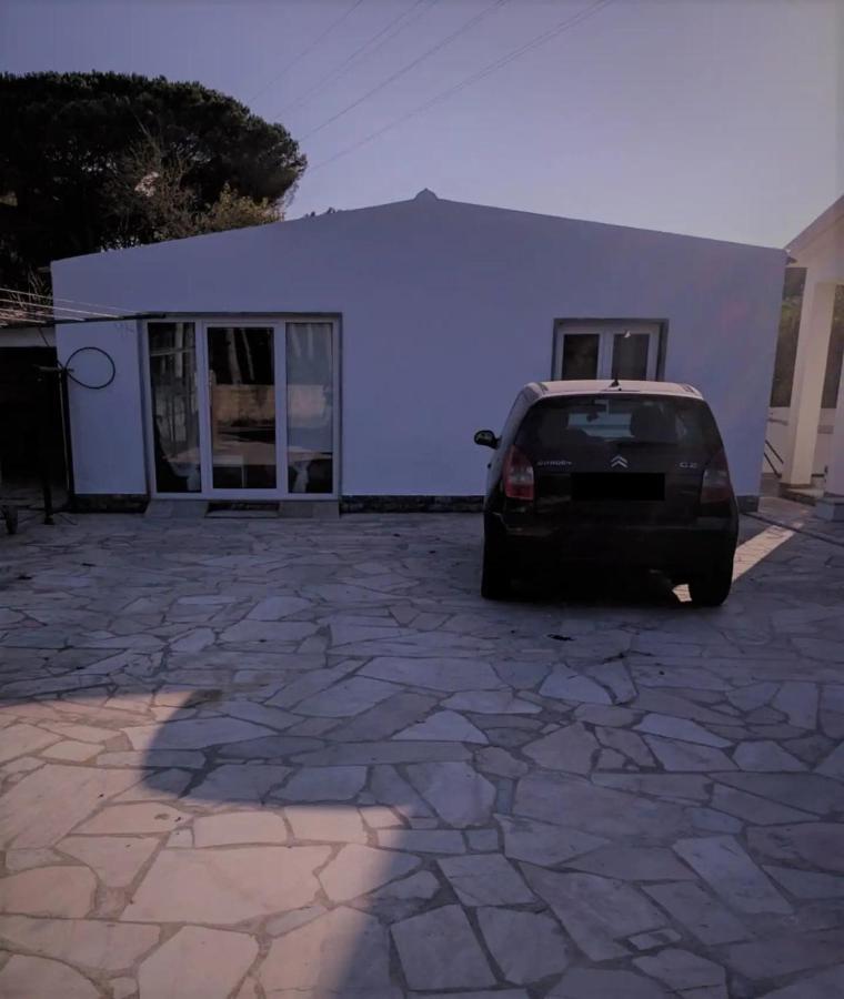 Small House With Private Park And Yard Terrugem Bagian luar foto